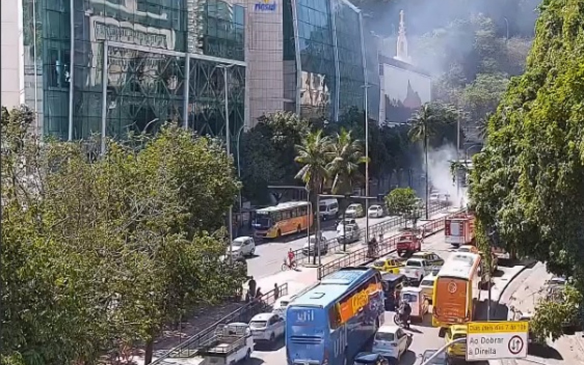 Incêndio atingiu veículo em Botafogo