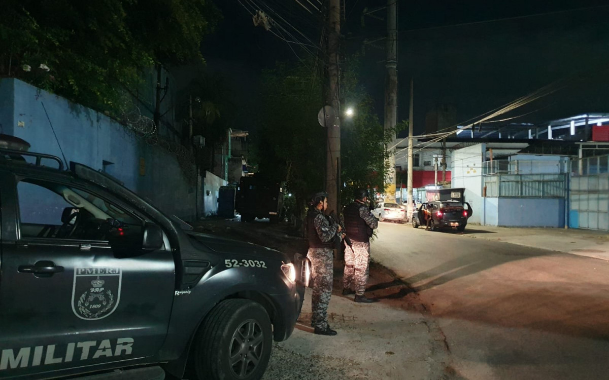 Durante o confronto, PMs ficaram posicionados em pontos estratégicos do Jacarezinho - Divulgação/Polícia Militar