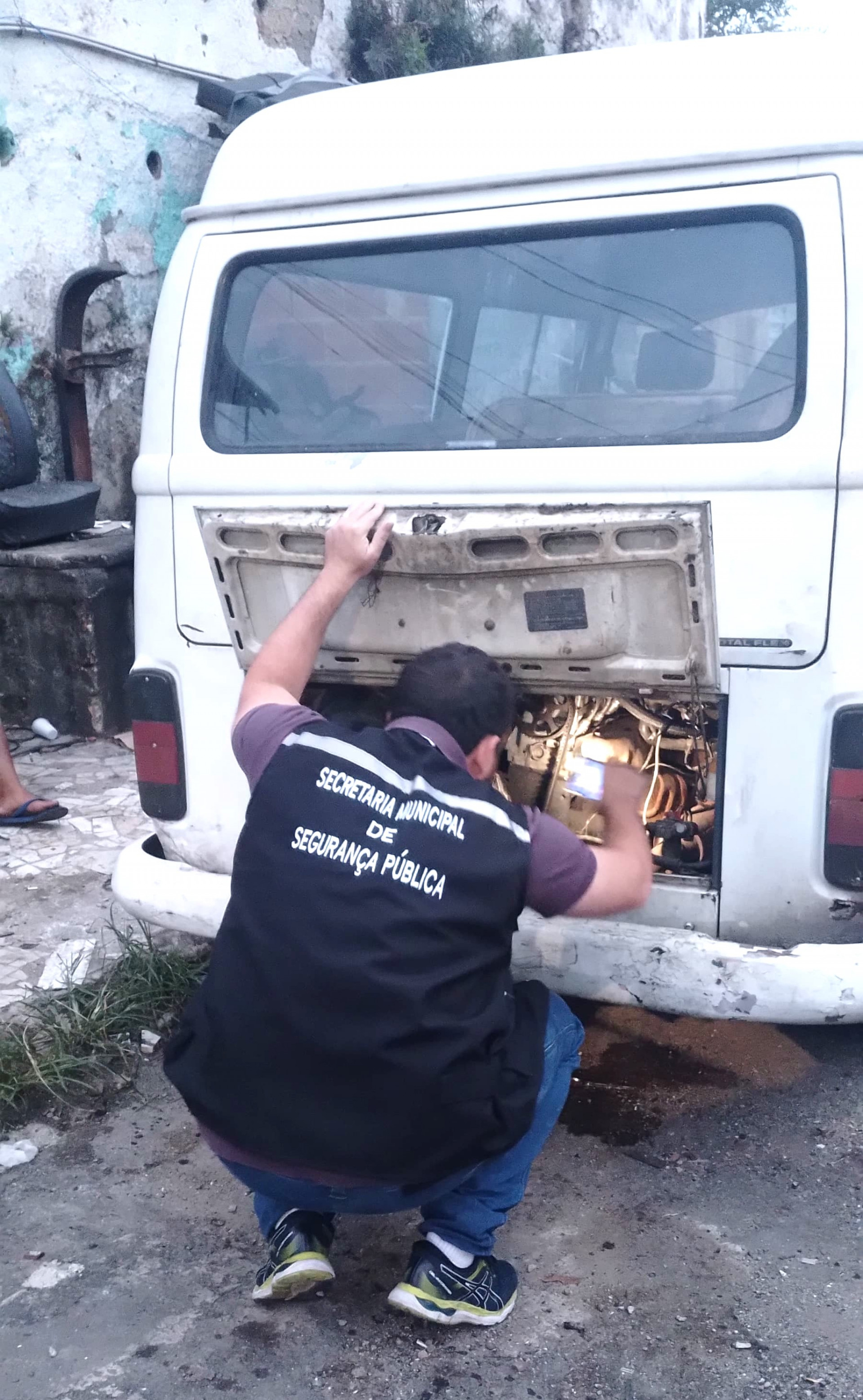 Agente da Secretaria Municipal de Seguran&ccedil;a vistoria o motor da Kombi - Divulga&ccedil;&atilde;o / PMBR