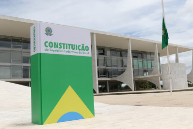 Sedes dos três poderes exibem representação da Constituição Federal