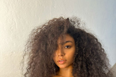 Any Gabrielly é elogiada por famosas ao postar foto de topless: 'Obra de arte'