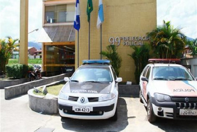 Homem é preso por dano e ameaça contra sua companheira