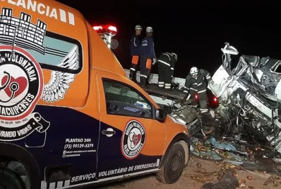 Acidente entre ônibus e caminhão deixa ao menos 24 mortos na Bahia