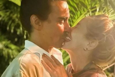 Danielle Winits e André Gonçalves trocam beijão após reatarem casamento: 'Casalzão'