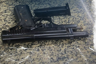 Dois jovens são detidos e simulacro de arma de fogo é apreendido em Levy Gasparian