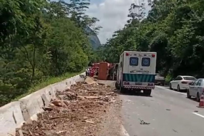 Caminhão que transportava entulho tomba na BR-040, próximo ao Fazenda Inglesa