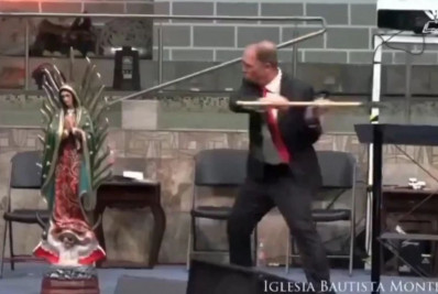 Pastor evangélico destrói a machadadas imagem católica; vídeo