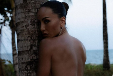 Sabrina Sato sensualiza de fio-dental e exibe bumbum redondinho