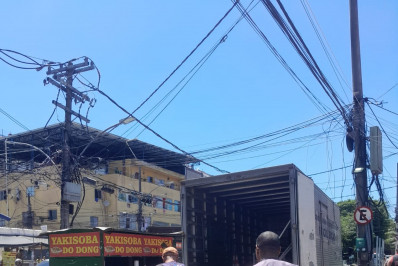 Operação remove barracas irregulares no Recreio dos Bandeirantes