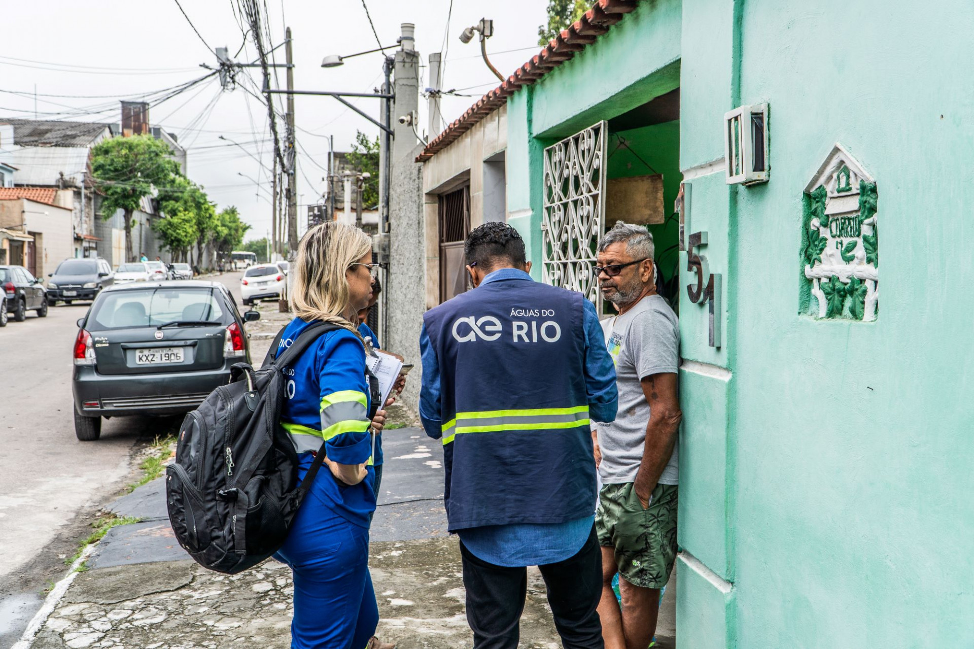 Os funcionários da Águas do Rio são identificados com colete e crachá - Divulgação