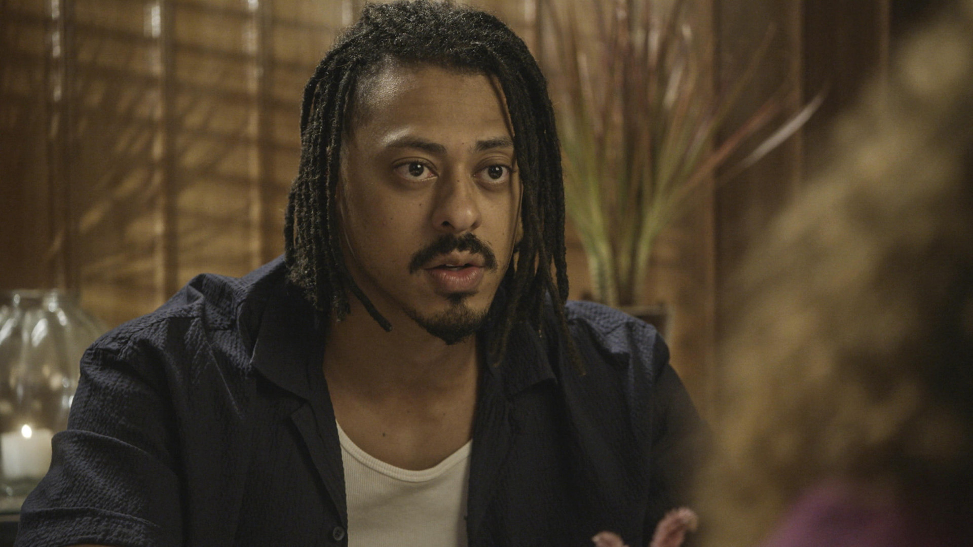 Edu (Luís Navarro) é desmascarado por Érica (Monique Alfradique) e Yeda (Castorine) - Divulgação / TV Globo