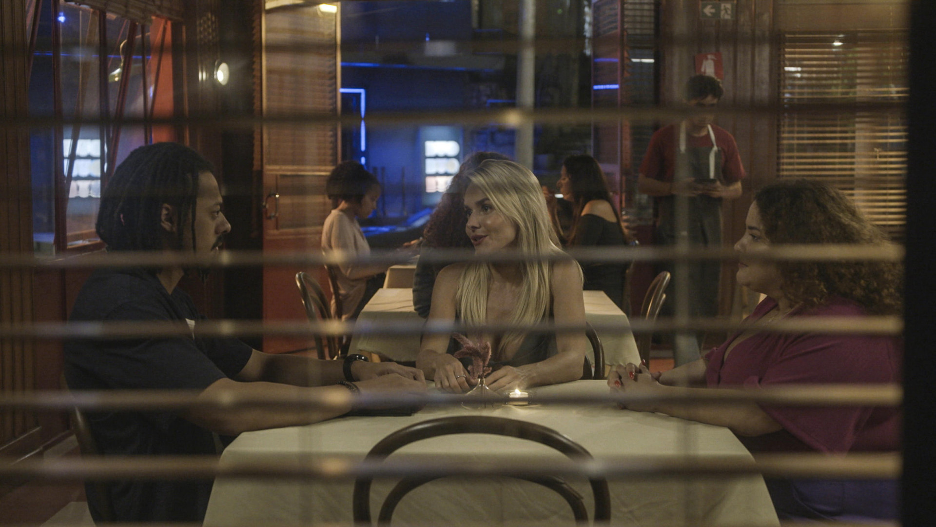 Edu (Luís Navarro) é desmascarado por Érica (Monique Alfradique) e Yeda (Castorine) - Divulgação / TV Globo