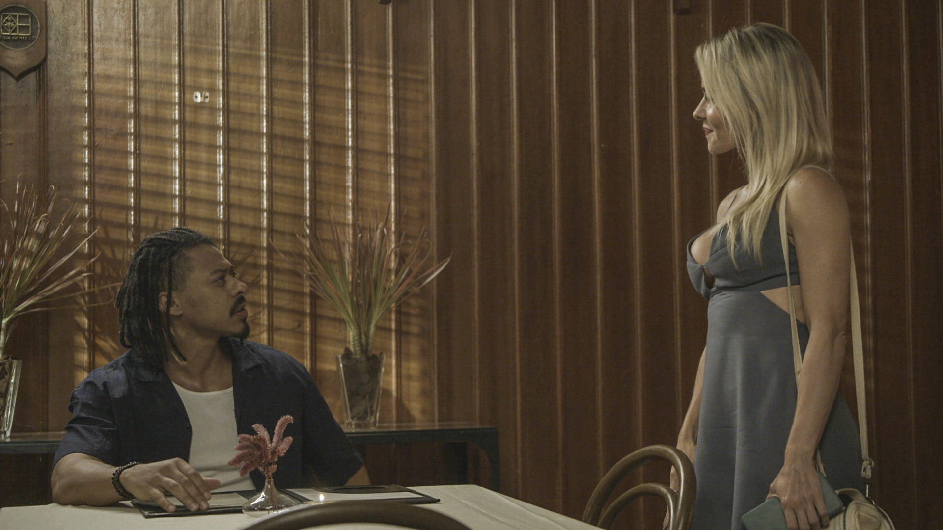 Edu (Luís Navarro) é desmascarado por Érica (Monique Alfradique) e Yeda (Castorine) - Divulgação / TV Globo