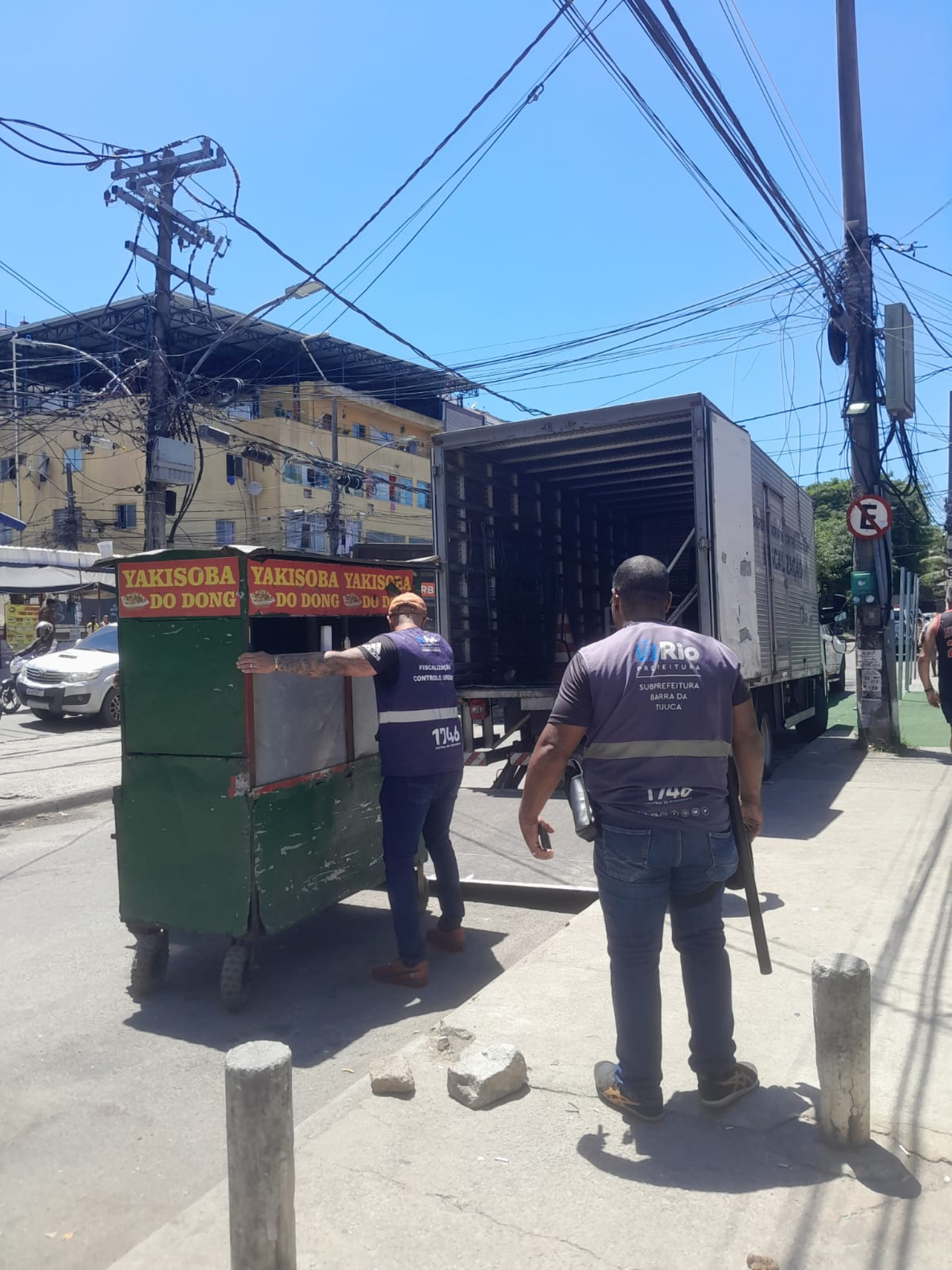 Cinco barracas sem documentação foram removidas