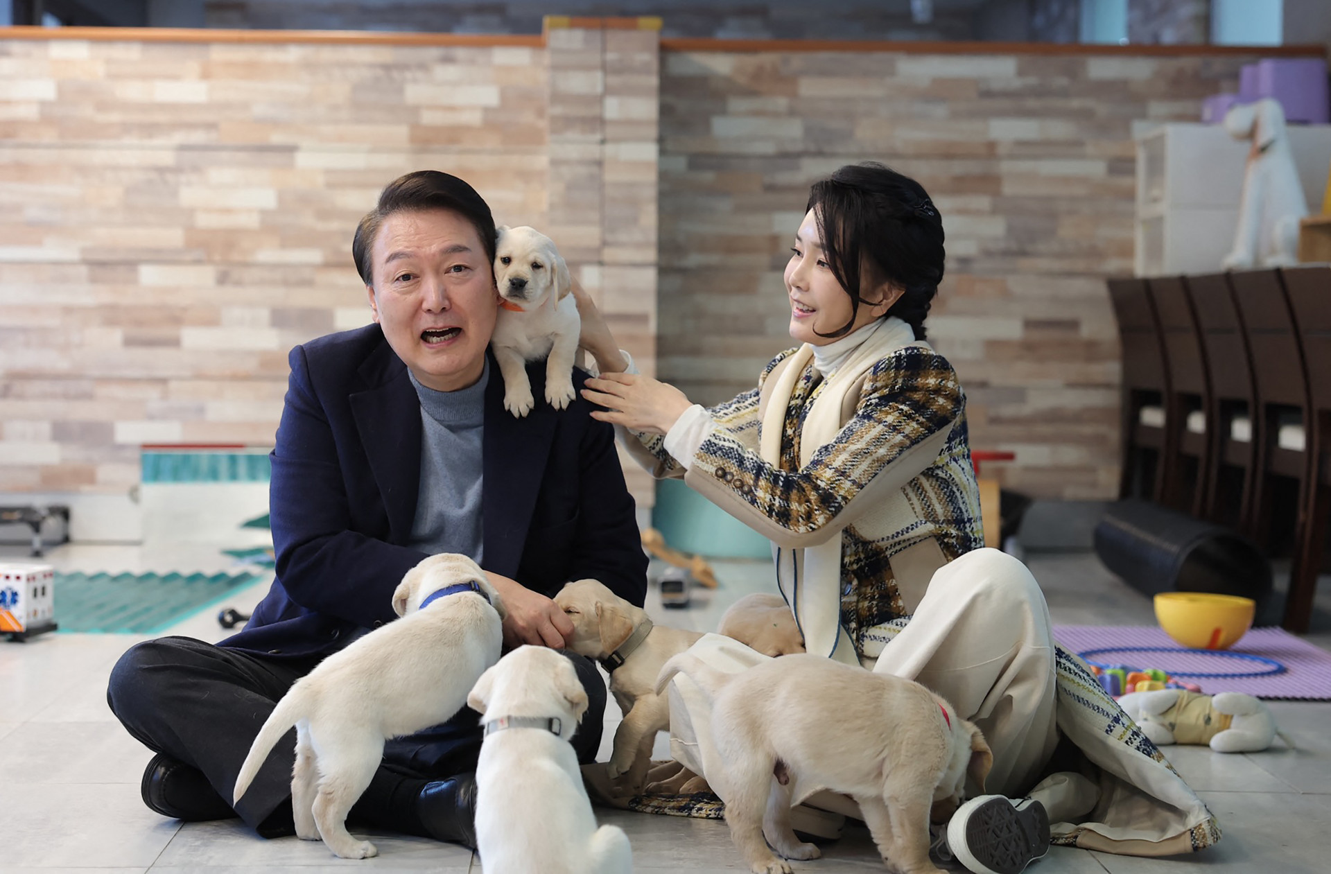 Yoon Suk Yeol, e a primeira-dama, Kim Keon Hee, junto a filhotes em campanha contra o consume de cachorro - Gabinete da Presidência da Coreia do Sul / AFP