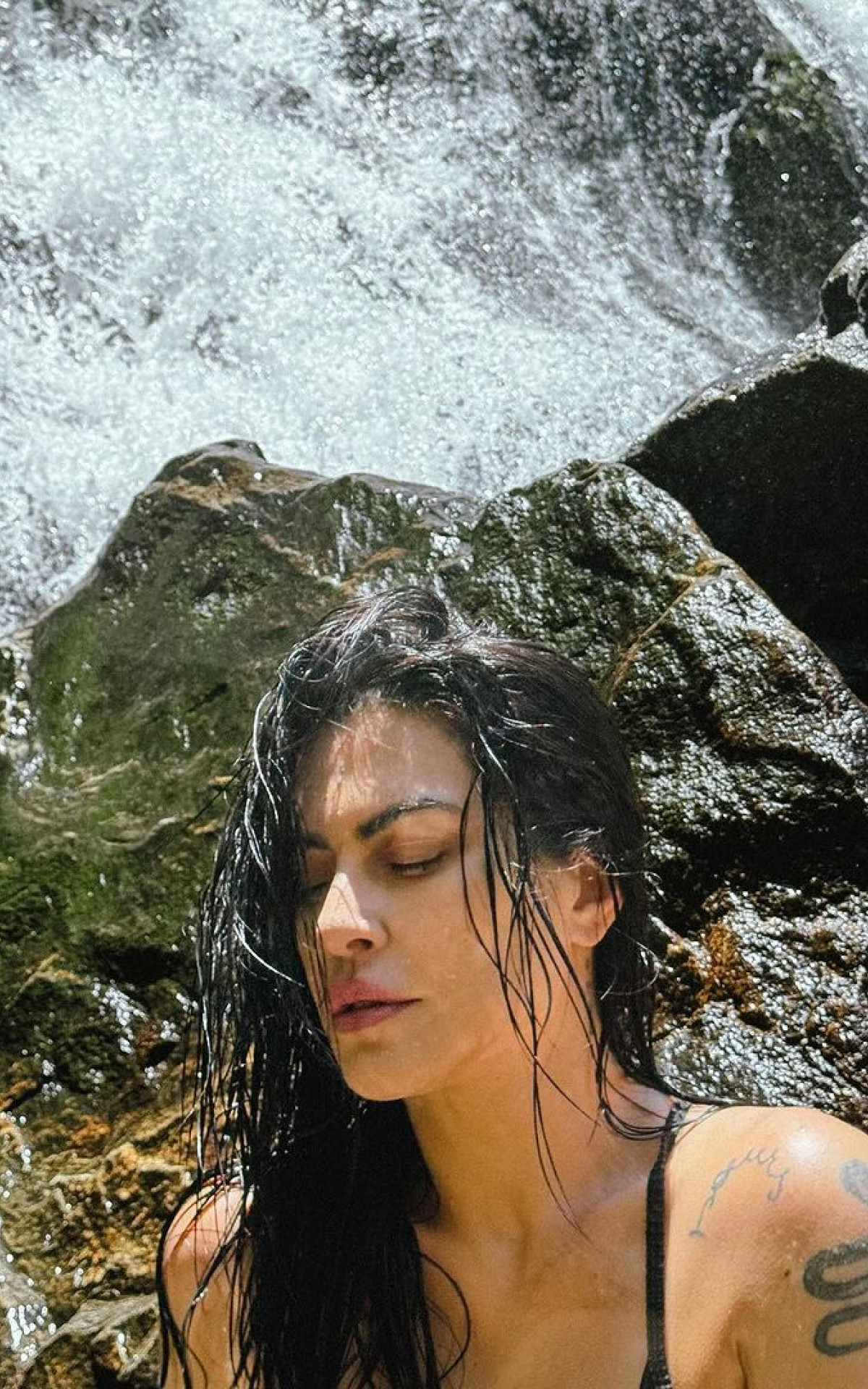Cleo Pires curte banho de cachoeira - Reprodução/Instagram
