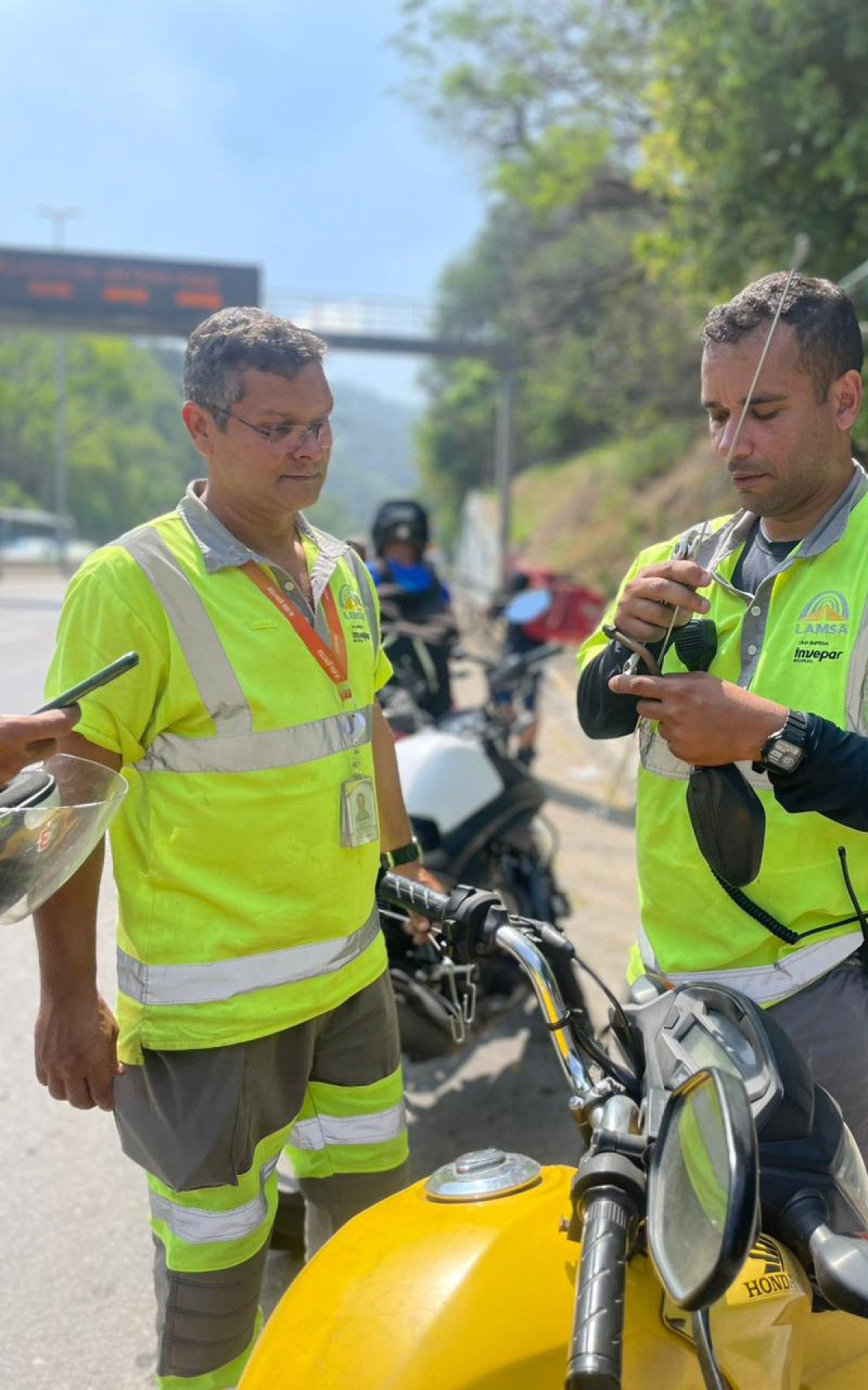 Equipe da Lamsa distribui antenas antilinha para motociclistas na Linha Amarela - Divulgação