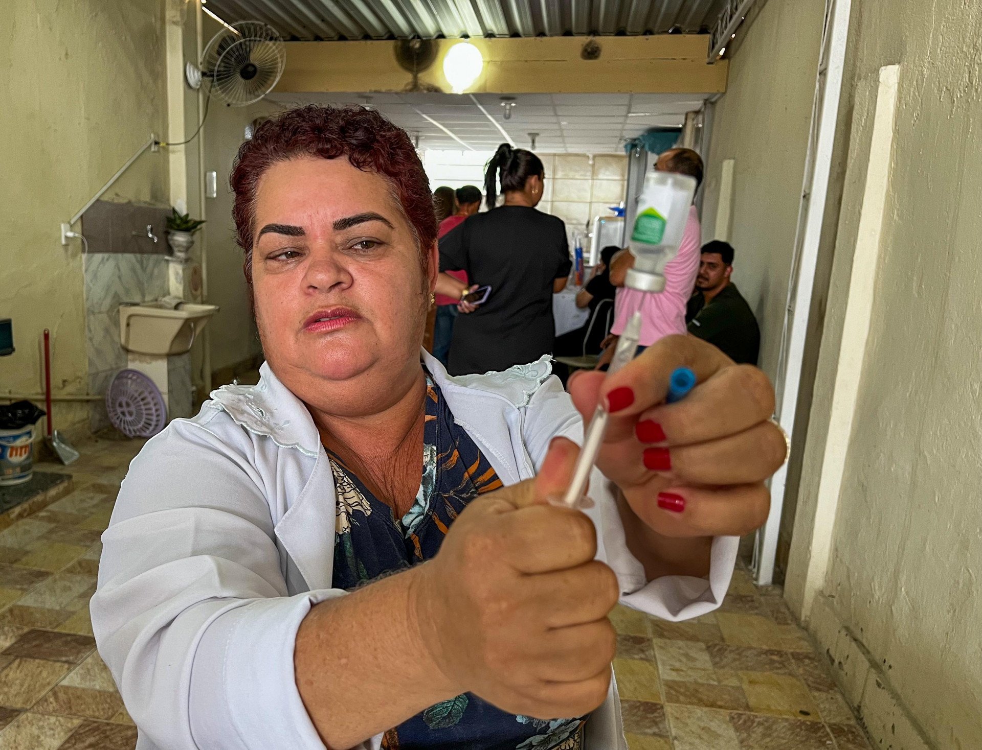 A enfermeira Aparecida Fátima Vilela, que participou do Mutirão em Heliópolis, lembrou a importância de se manter o cartão de vacinação em dia - Divulgação / PMBR