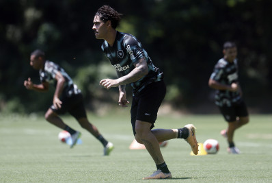 Lucas Halter celebra reencontro com Tiago Nunes e projeto apresentado pelo Botafogo: 'Me encheu os olhos'