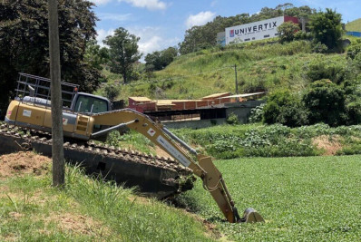 Desassoreamento é realizado na Lagoa do América 