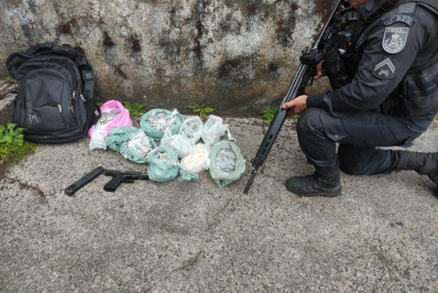 PM prende dois homens e apreende drogas e armas em Angra