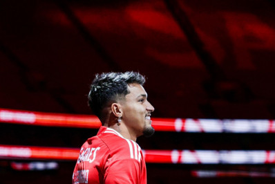 Técnico do Benfica elogia Marcos Leonardo e comenta possibilidade de estreia