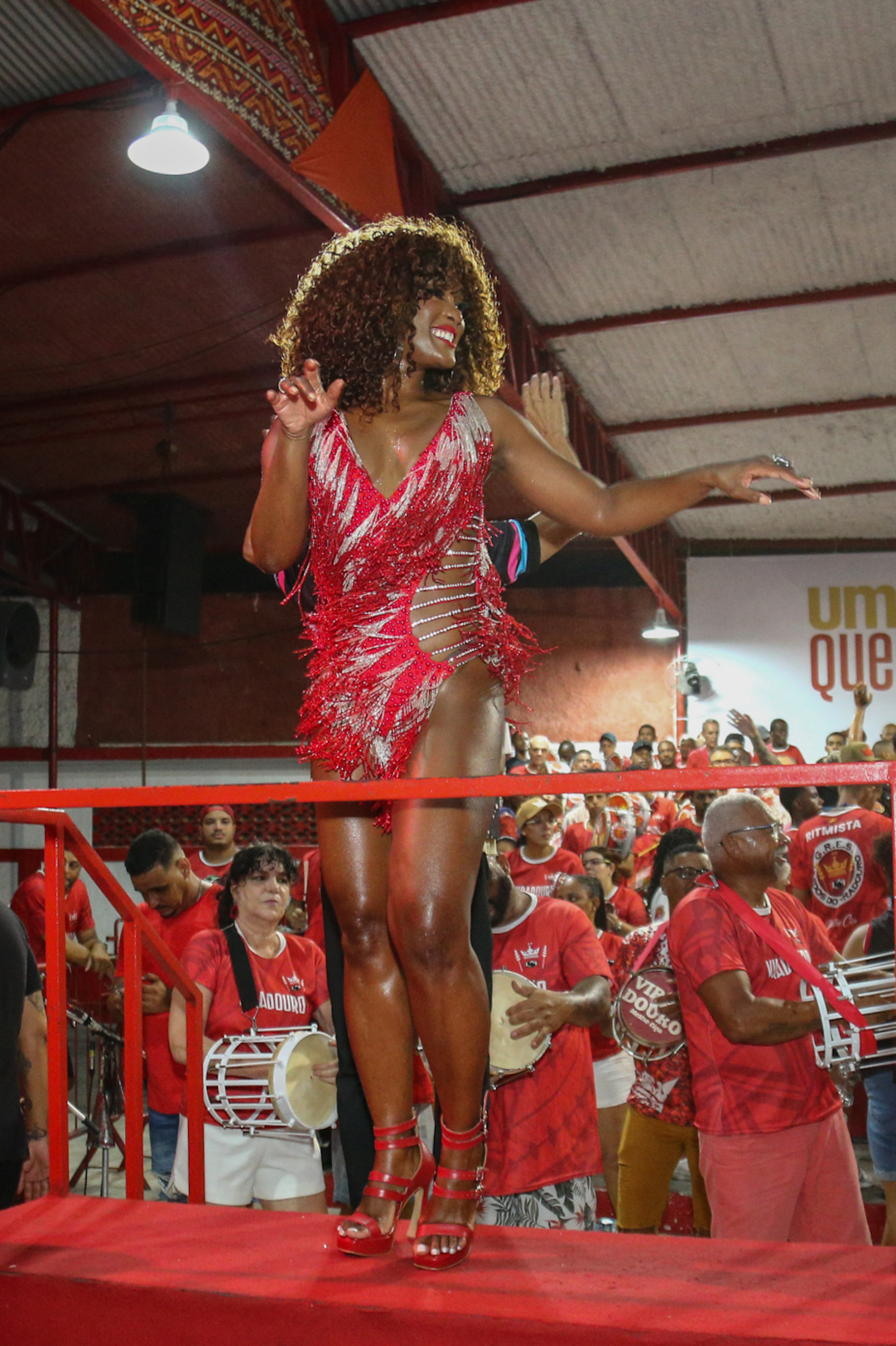 Erika Januza cai no samba em ensaio da Viradouro - Bento/ Agnews
