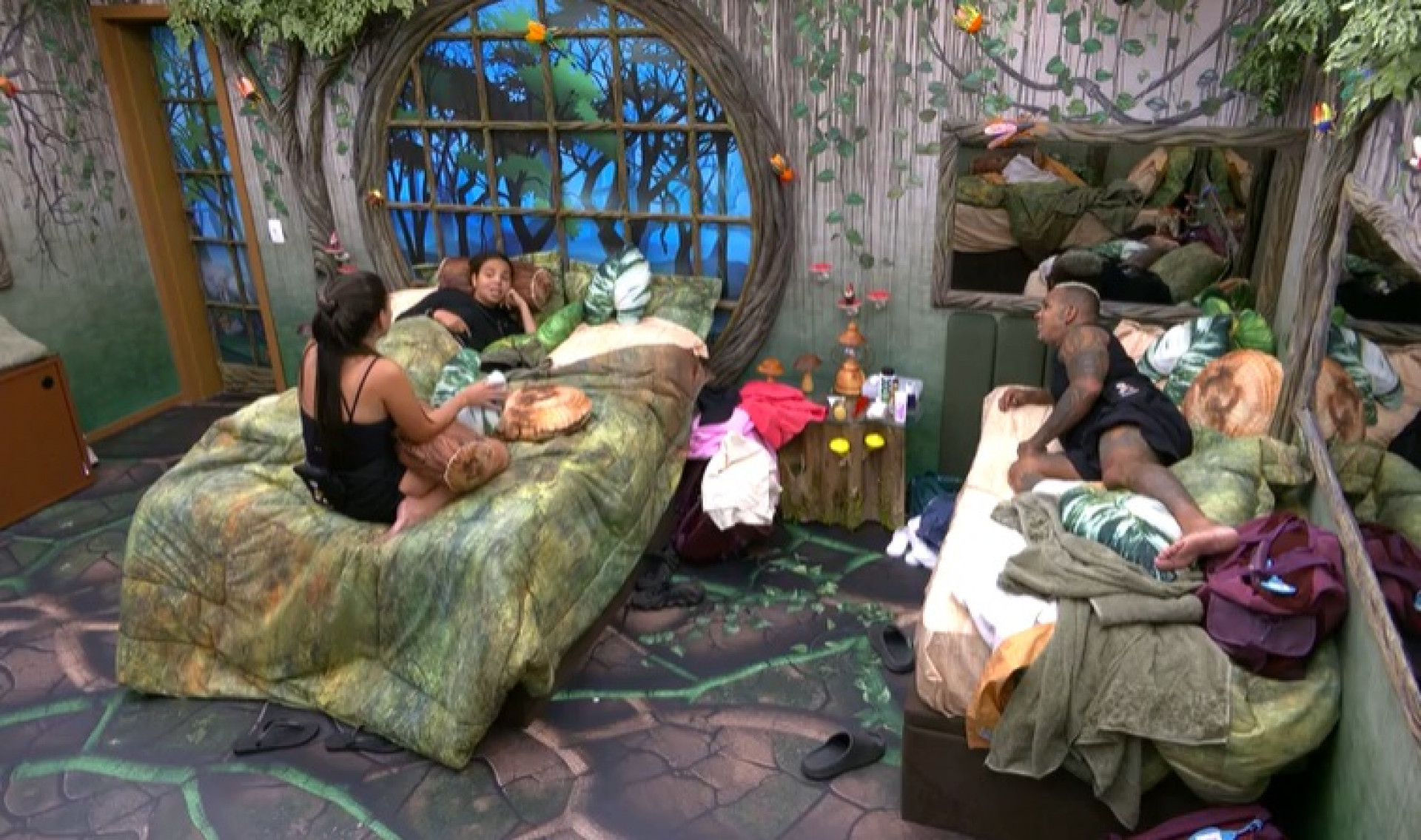 Rodriguinho, Fernanda e Giovanna conversam no quarto - Reprodução de vídeo / TV Globo