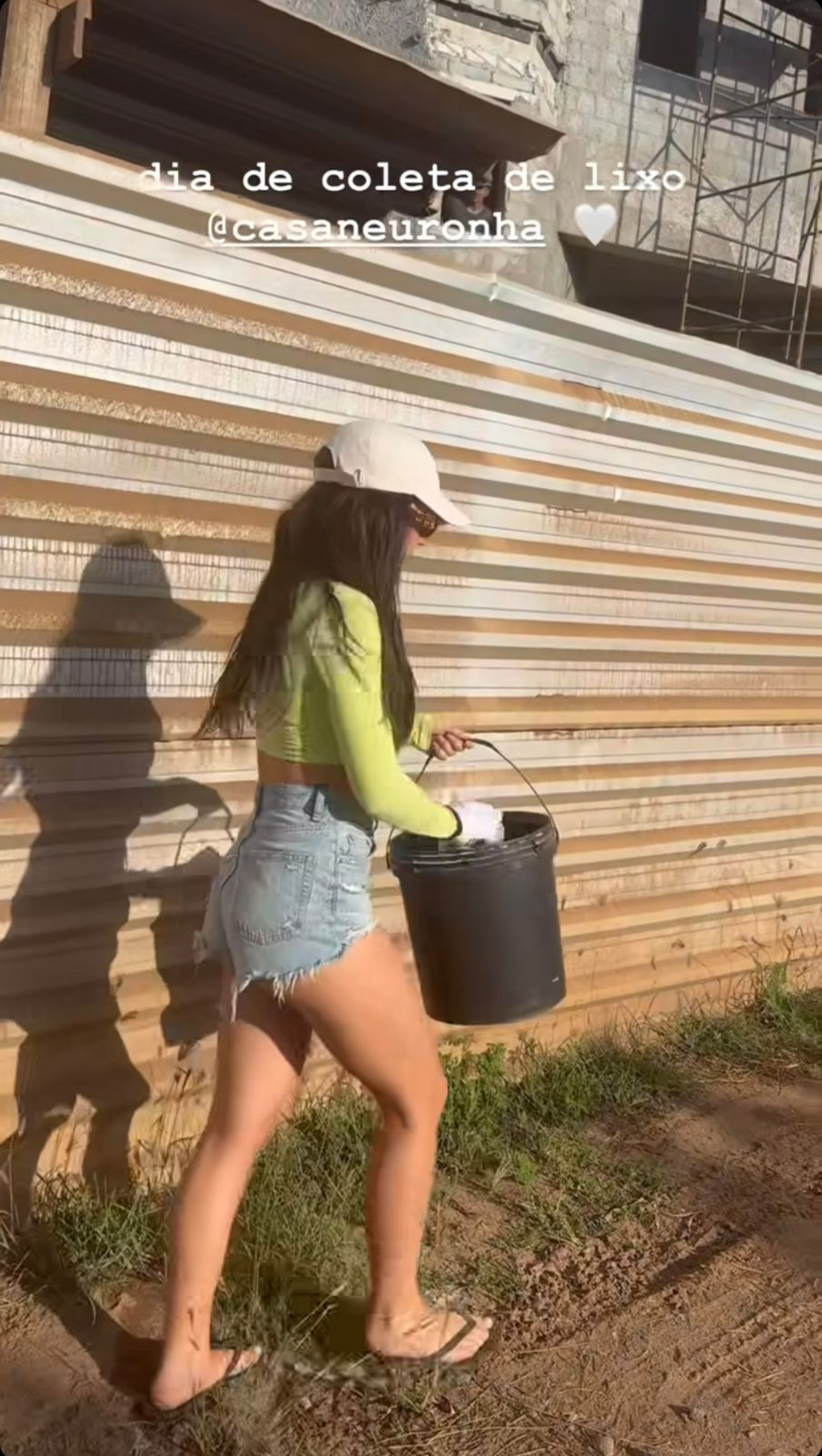 Jade Picon participa de coleta de lixo em Noronha - Reprodução / Instagram 