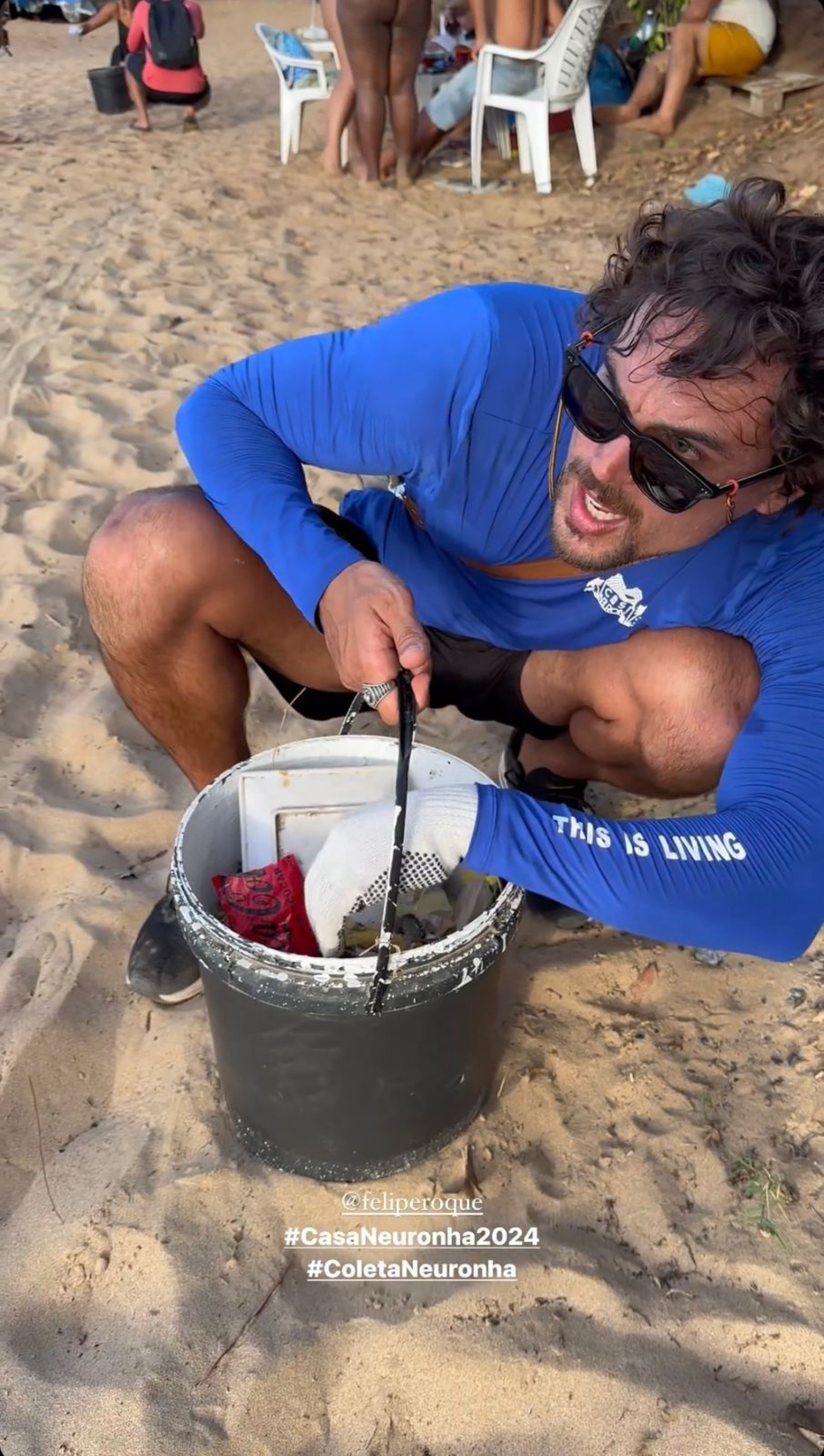 Felipe Roque participa de coleta de lixo em Noronha - Reprodução / Instagram 