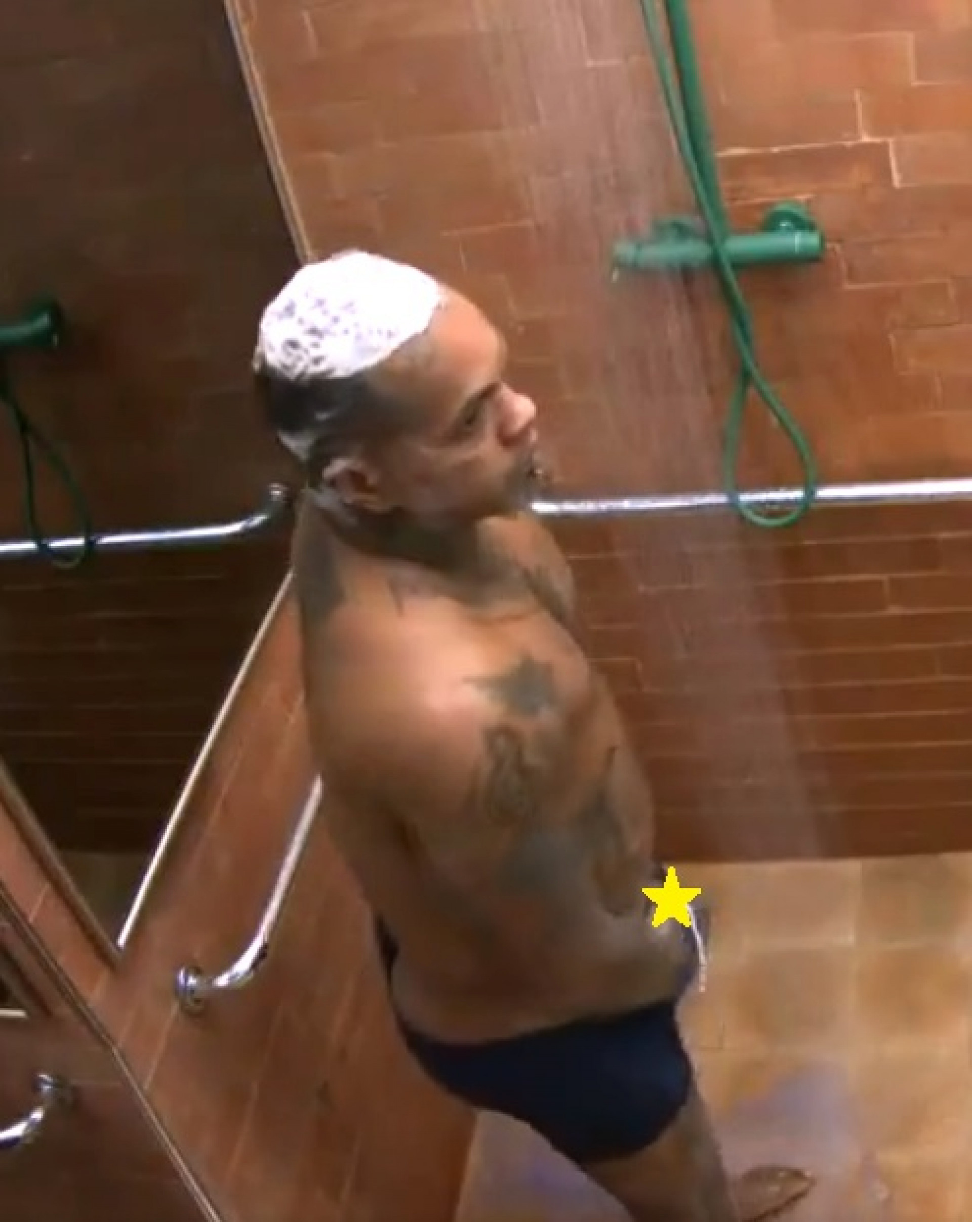 Rodriguinho se descuida durante banho - Reprodução de vídeo