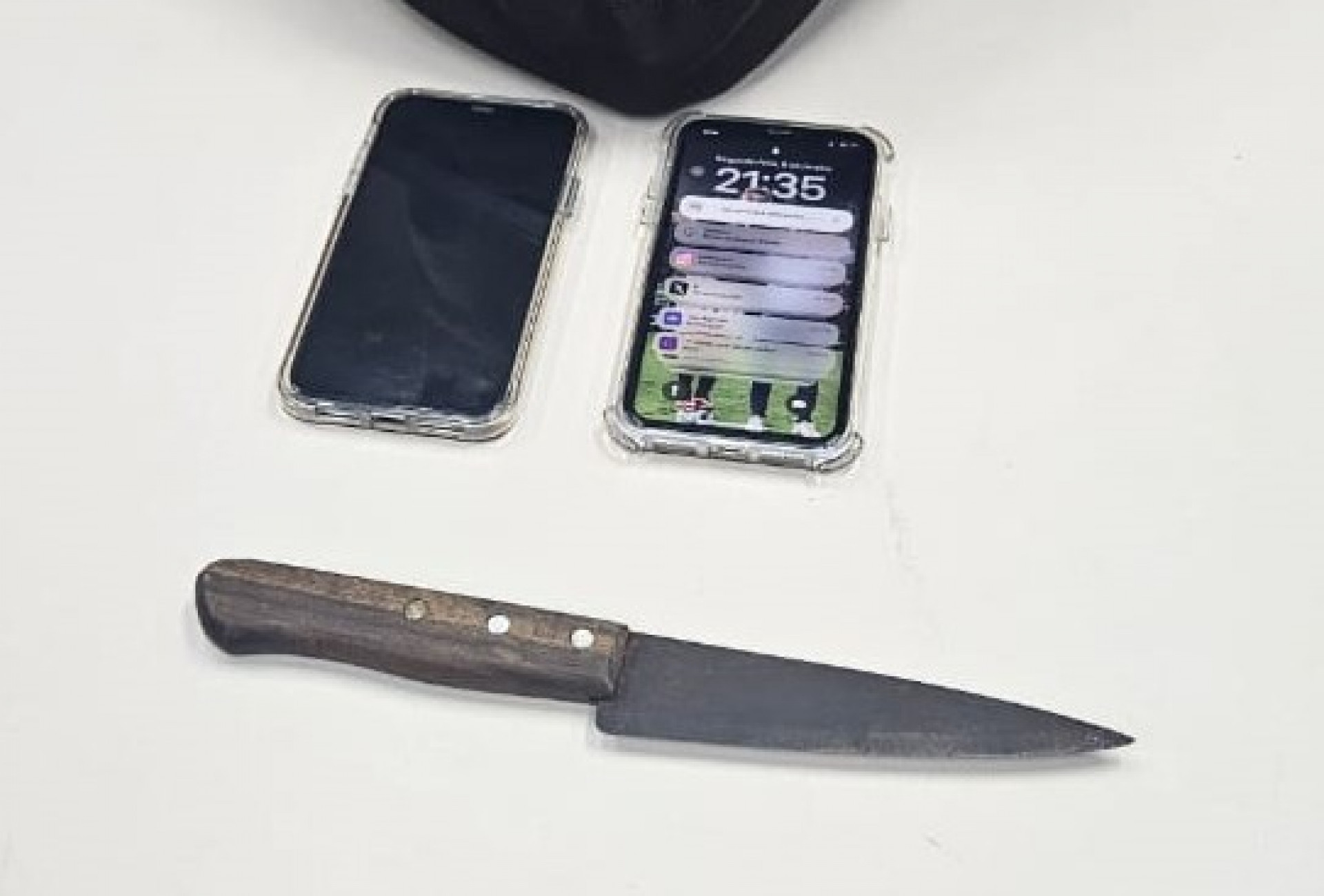  O celular foi encontrado enterrado no quintal.