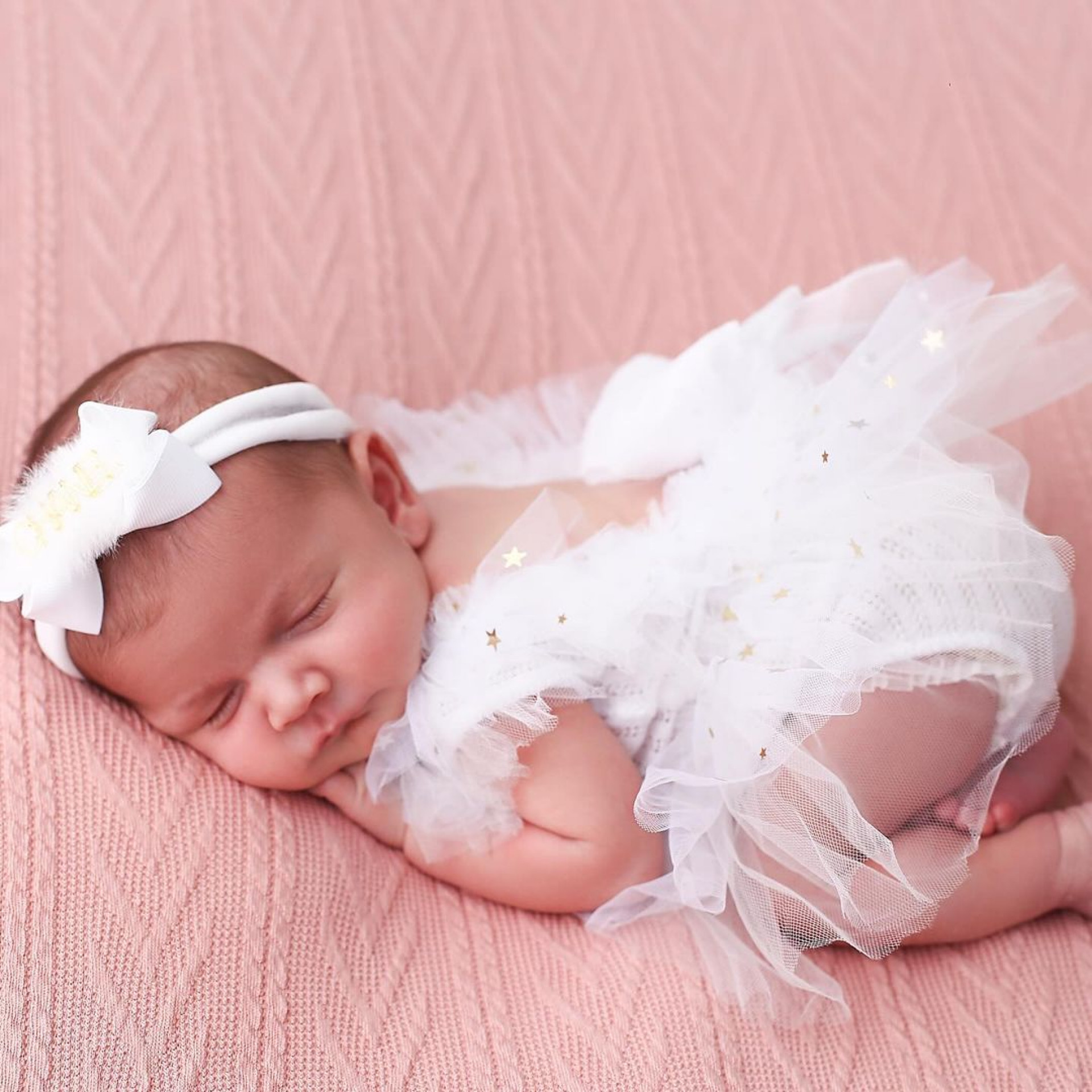 MC Mirella compartilha fotos do ensaio newborn da filha Serena - Reprodução