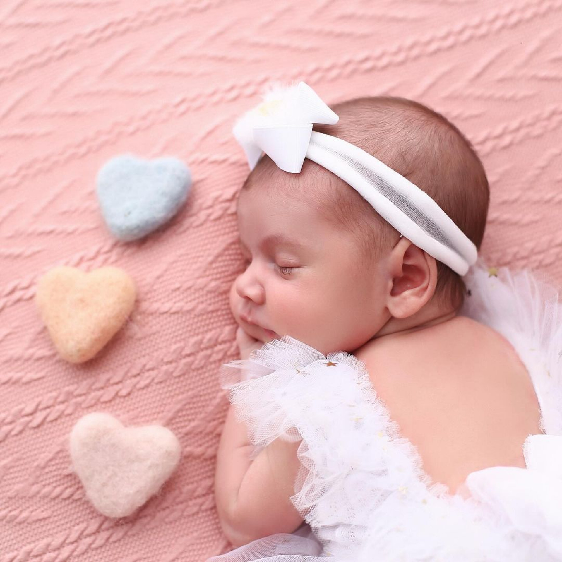 MC Mirella compartilha fotos do ensaio newborn da filha Serena - Reprodução