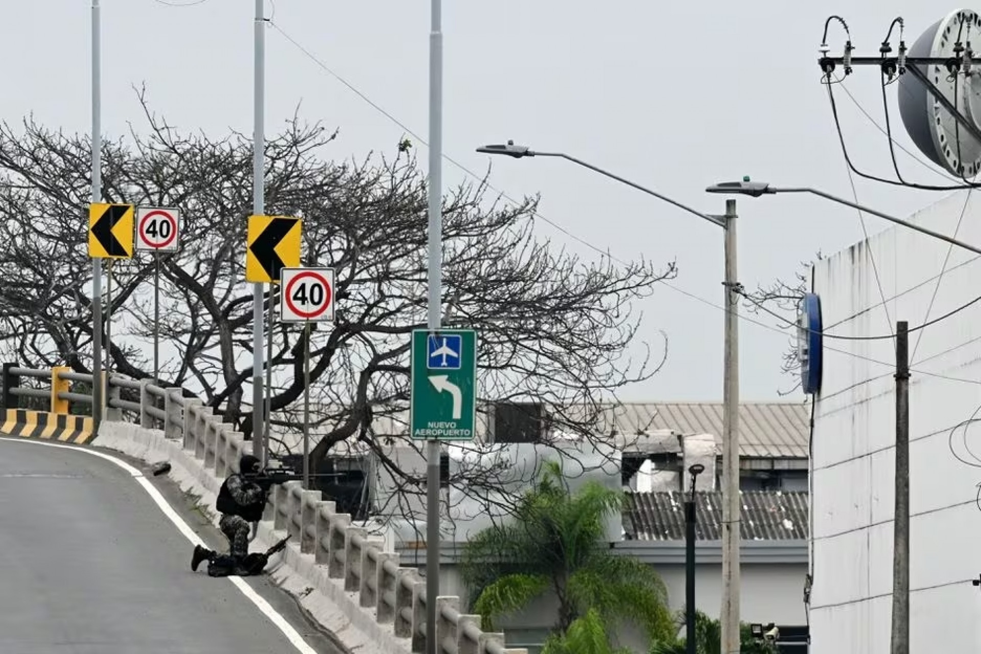 Policial tenta reagir à invasão de canal de TV por criminosos no Equador; país vive crise de segurança  - MARCOS PIN / AFP