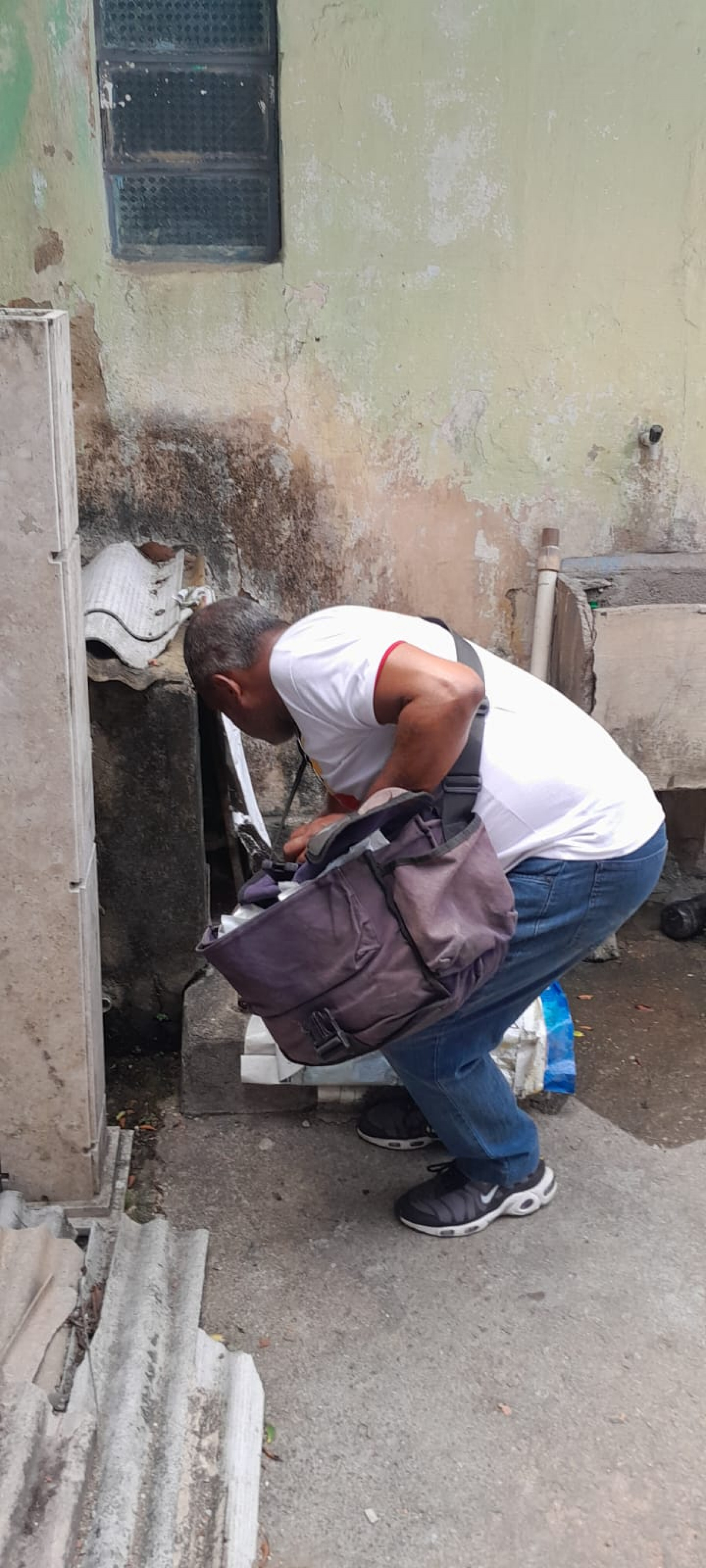 Equipe da Coordenação de Controle de Vetores (CCV) inspecionando o imóvel na Mirandela - Divulgação / PMN