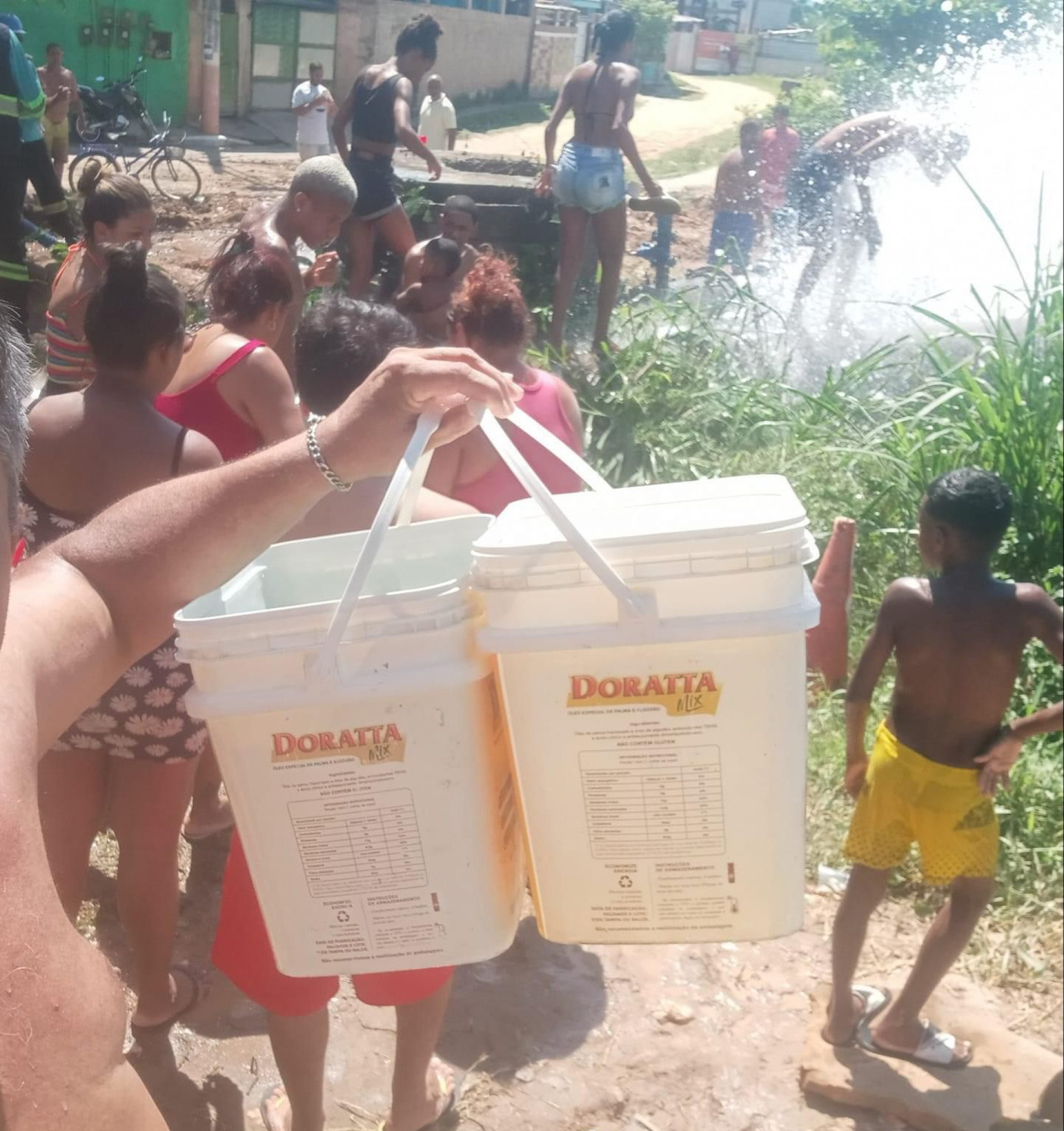Imagens publicadas por moradores nas redes sociais mostram as crianças na água