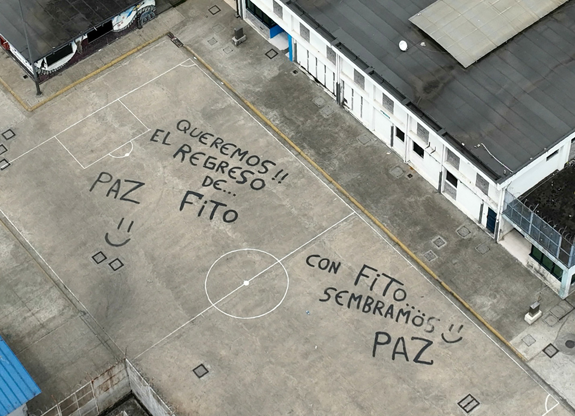 Recado em campo de futebol de pres&iacute;dio equatoriano diz que com Fito 'semeamos paz' - Enrique Ortiz/AFP