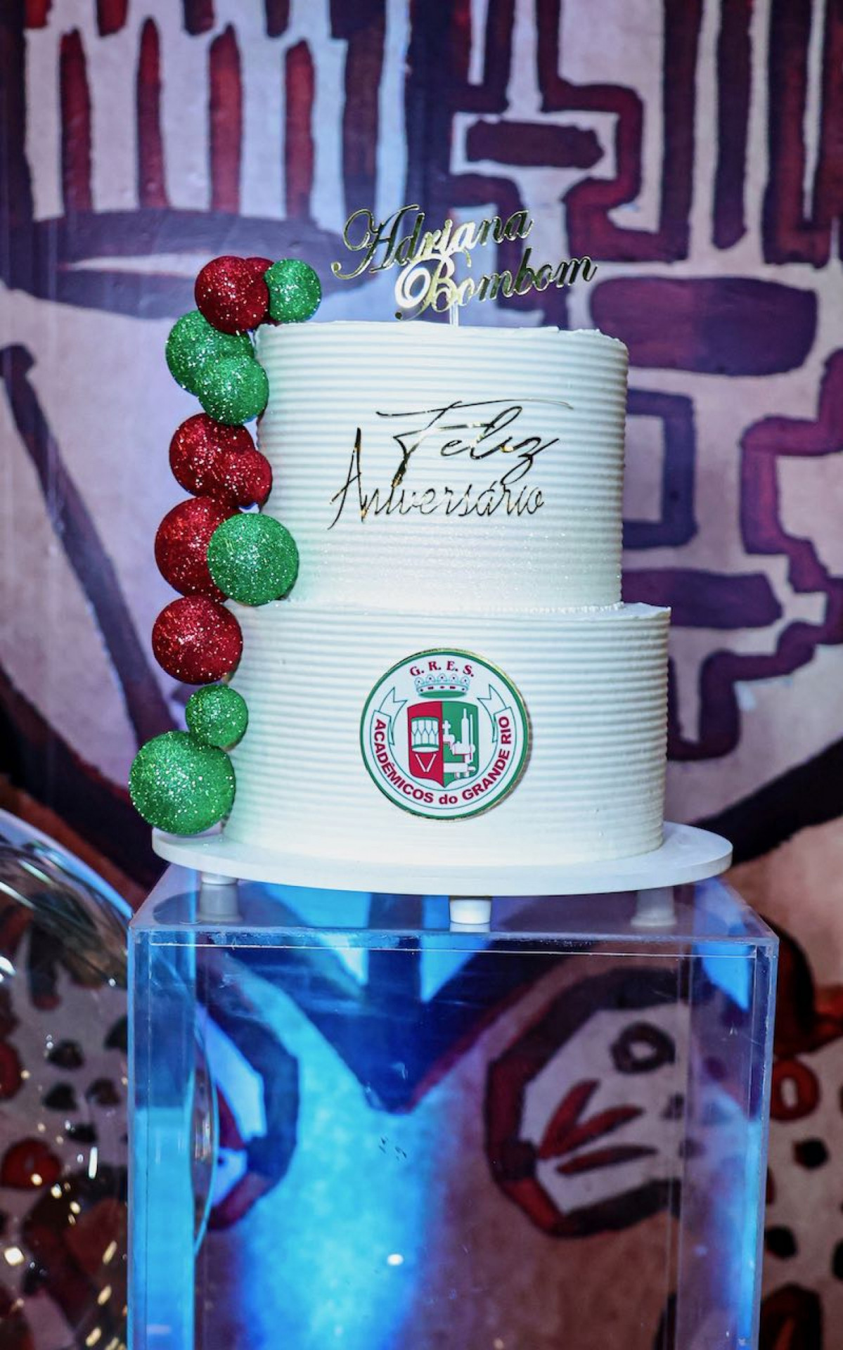 Bolo de Adriana Bombom durante comemoração de aniversário em ensaio na quadra da Grande Rio