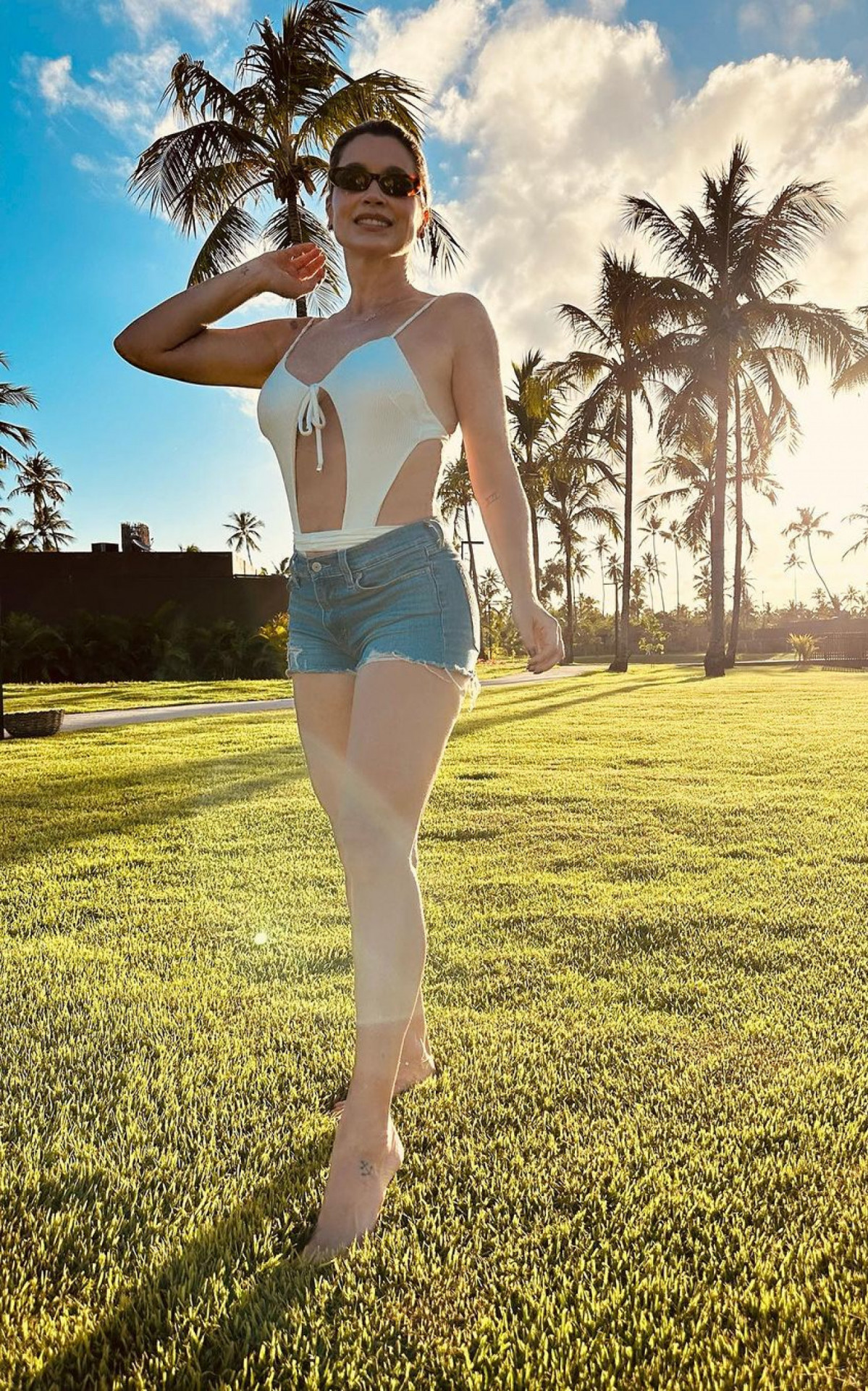 Flávia Alessandra posa de maiô branco cavadíssimo - Reprodução/Instagram