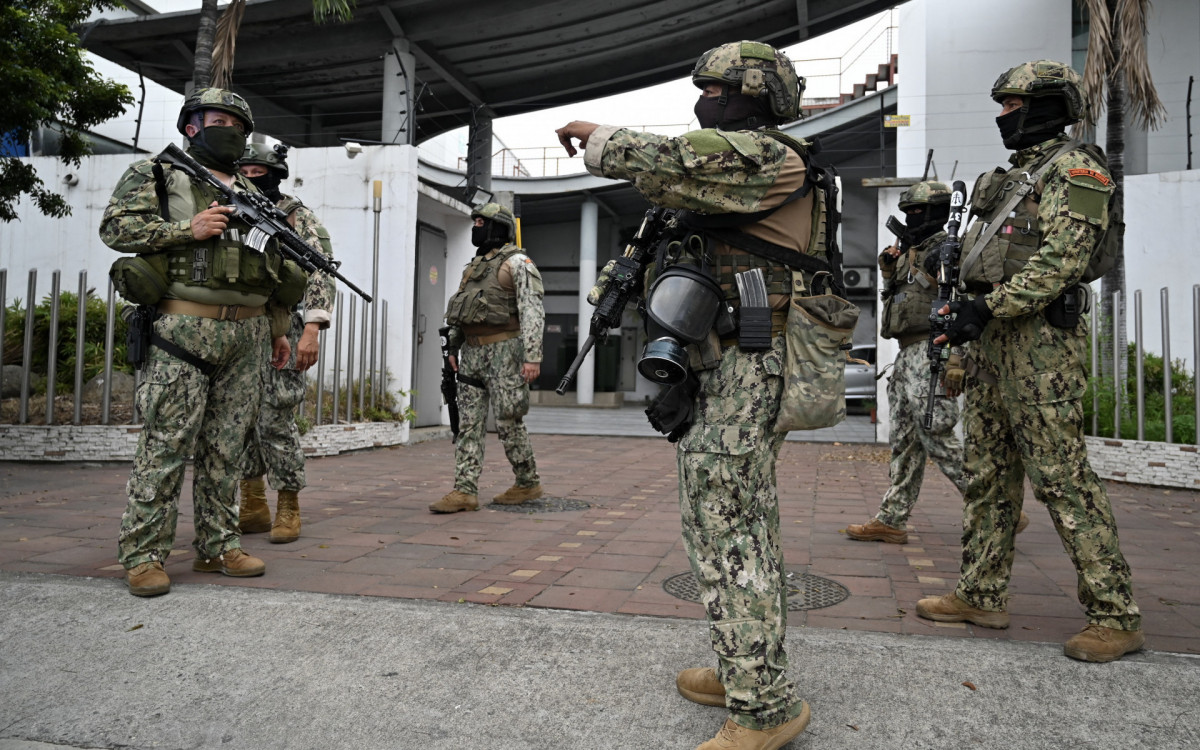 Soldados equatorianos patrulham as ruas no Equador - AFP