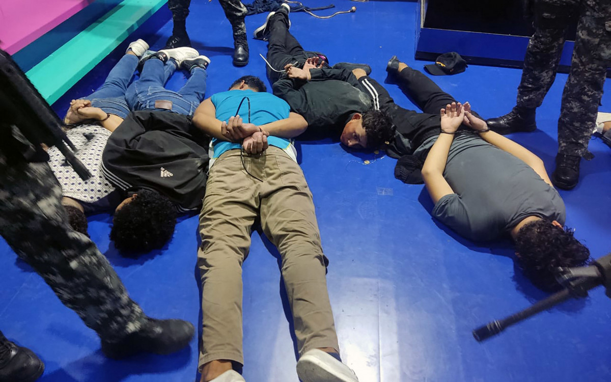 Suspeitos detidos dentro do estúdio da estação de televisão pública TC  - AFP