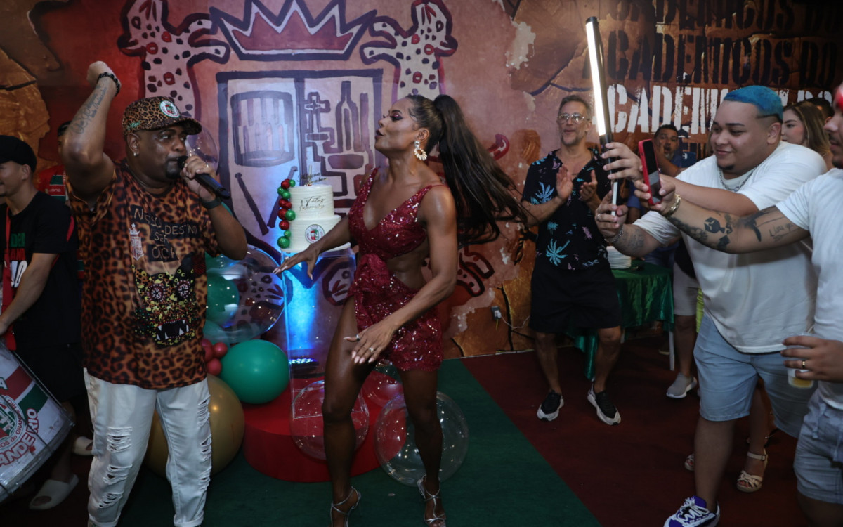 Adriana Bombom celebra aniversário em ensaio na quadra da Grande Rio