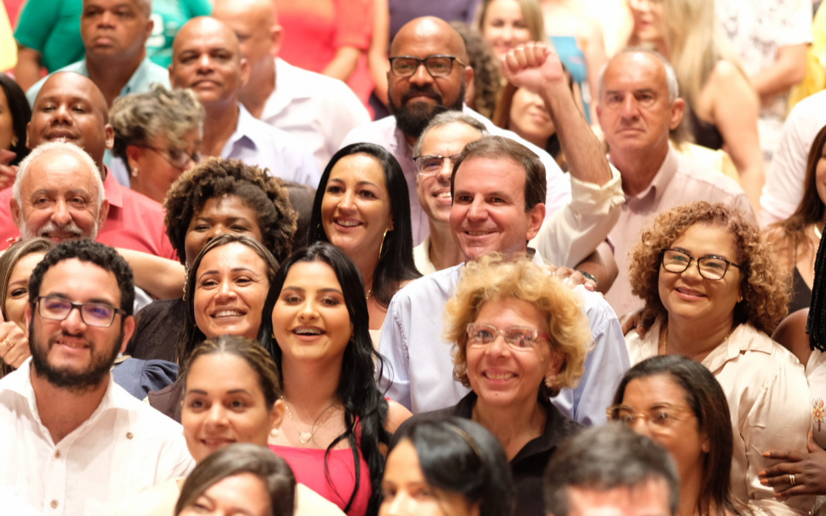 O prefeito Eduardo Paes e o secretário de Assistência Social, Adilson Pires, participam da cerimônia de posse dos novos conselheiros tutelares na Cidade das Artes, nesta Quarta-feira (10).