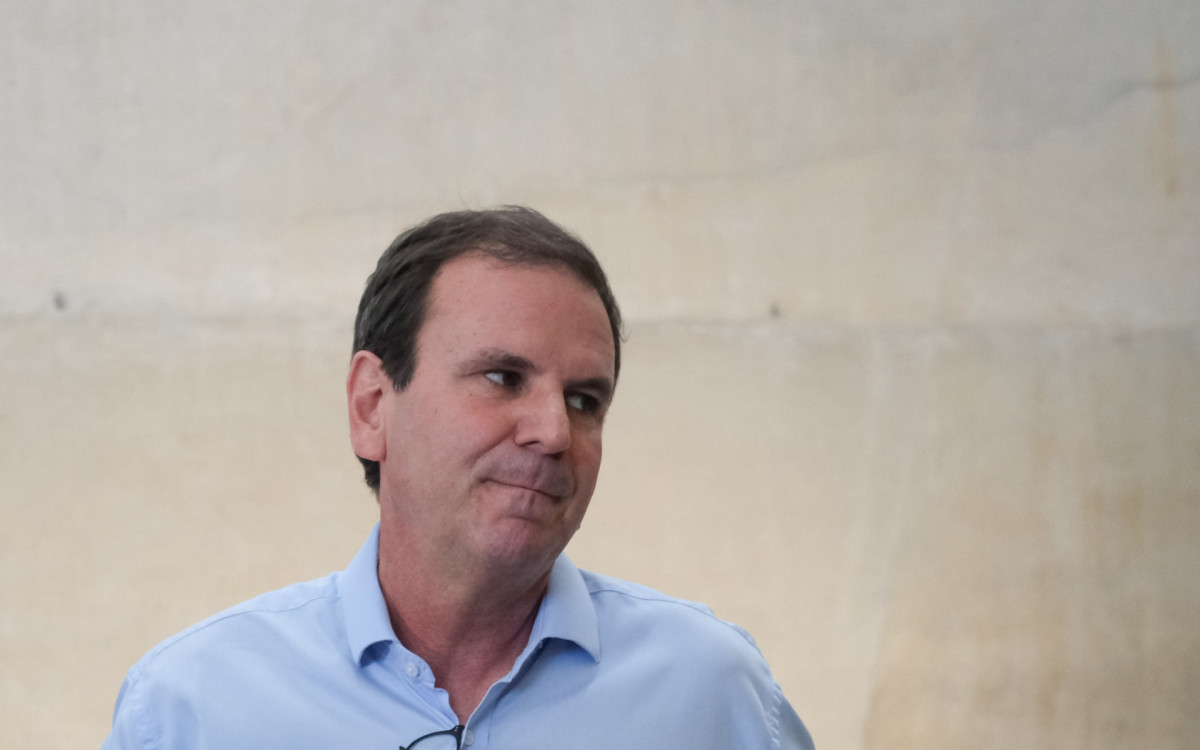 O prefeito Eduardo Paes e o secretário de Assistência Social, Adilson Pires, participam da cerimônia de posse dos novos conselheiros tutelares na Cidade das Artes, nesta Quarta-feira (10).