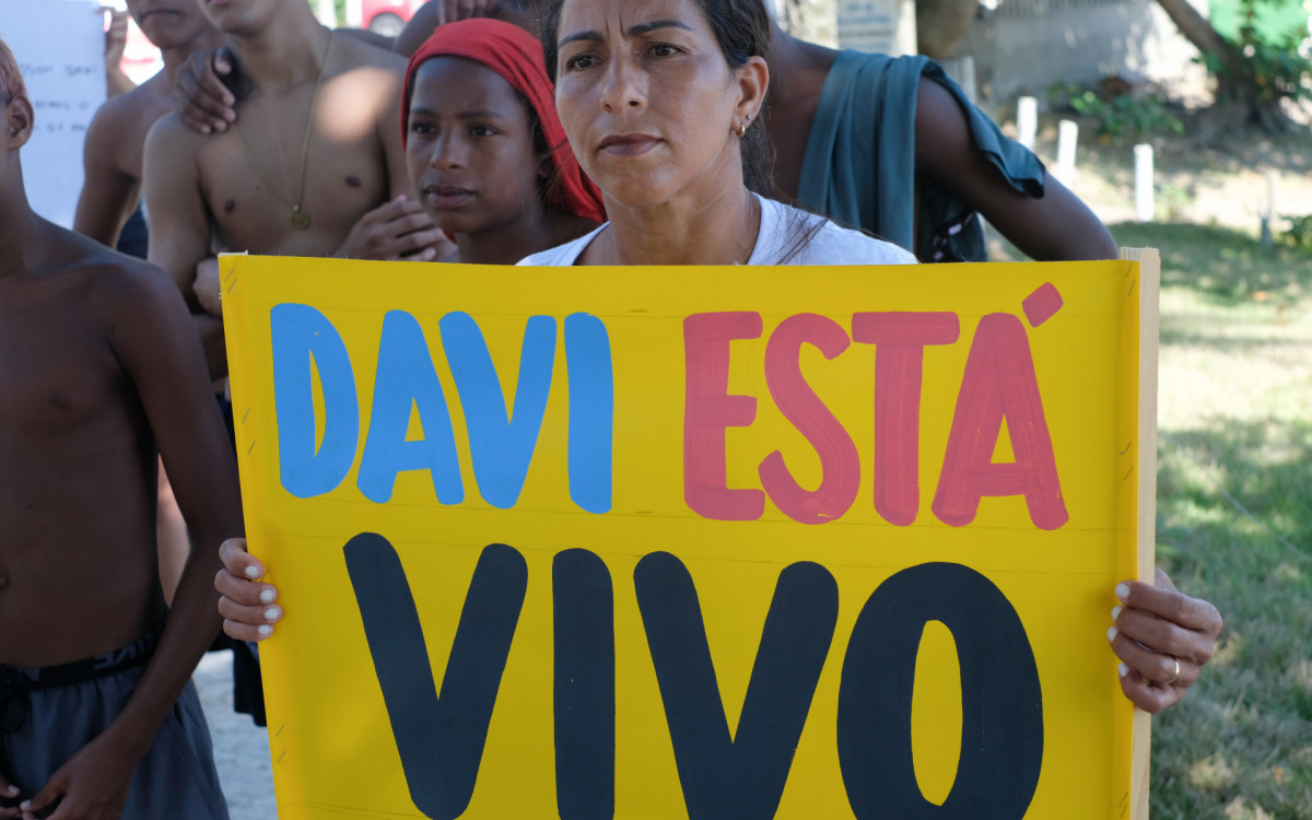Familiares e amigos fazem manifesta&ccedil;&atilde;o em frente ao posto 4 da Barra da Tijuca para as buscas pelo menino Edson Davi