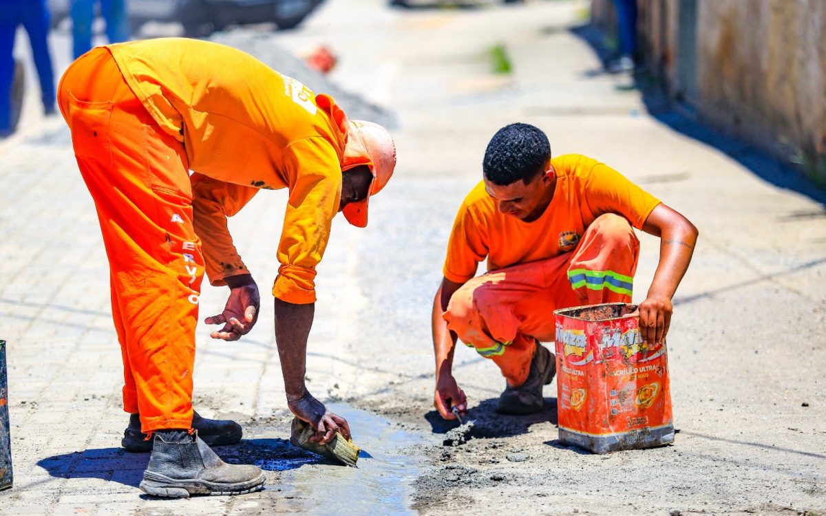 Equipes da Prefeitura finalizaram mais um trecho da calçada com intertravados na estrada Aníbal da Mota