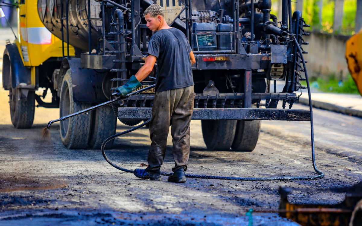 Homens e máquinas trabalharam para asfaltar a rua Botânica no Jardim das Acácias