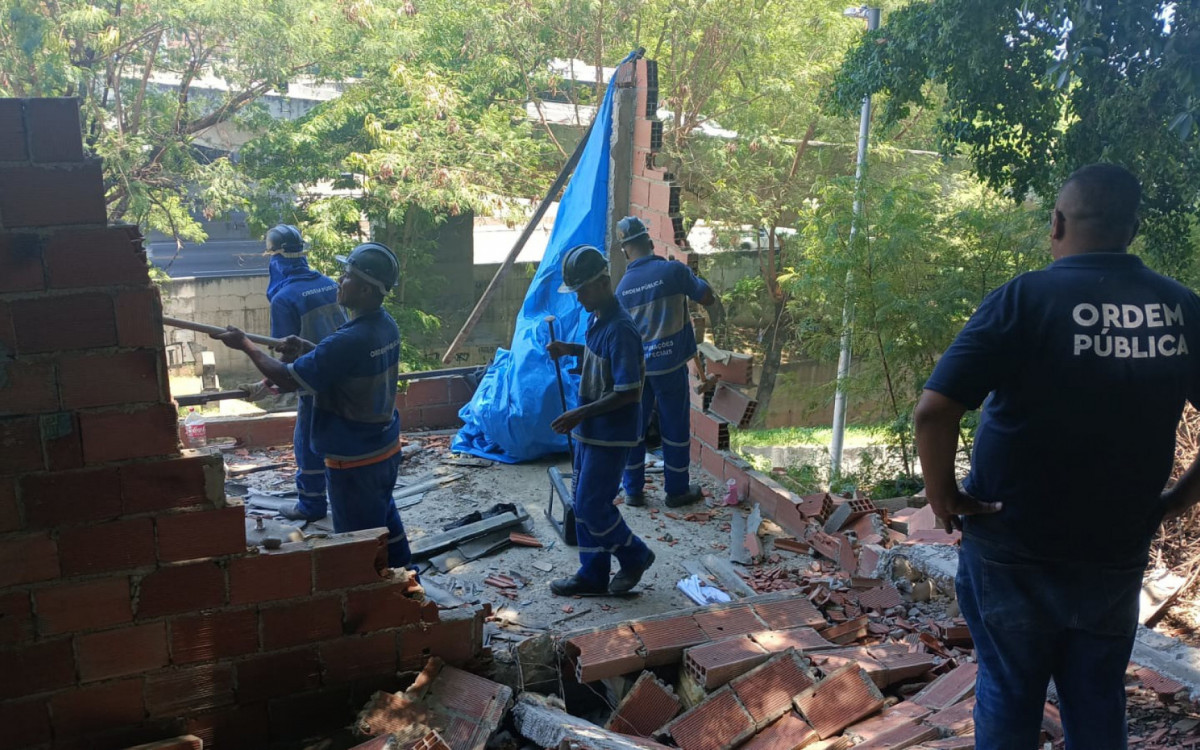Quatro edificações residenciais unifamiliares, inabitadas e estavam erguidas em área pública