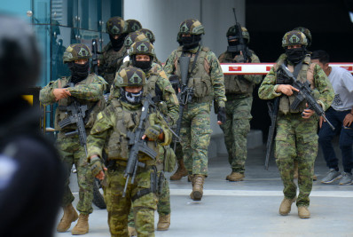 Exército do Equador é posto nas ruas após criminosos iniciarem onda de ataques e tomarem canal de TV